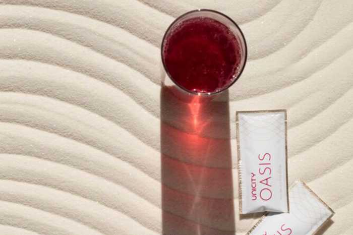 「オアシス」は水に溶かして飲むだけ!ピンクできれい